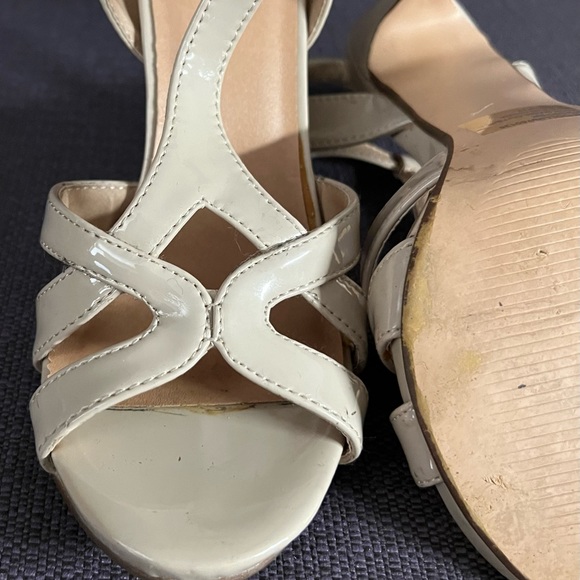 Daisy Fuentes patent leather nude heels size 7 - Picture 5 of 8